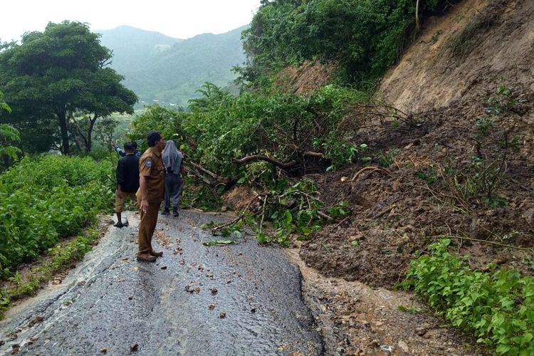 Material longsor menimbun jalan utama menuju Desa Sambori di Bima, Rabu (5/4/2023).