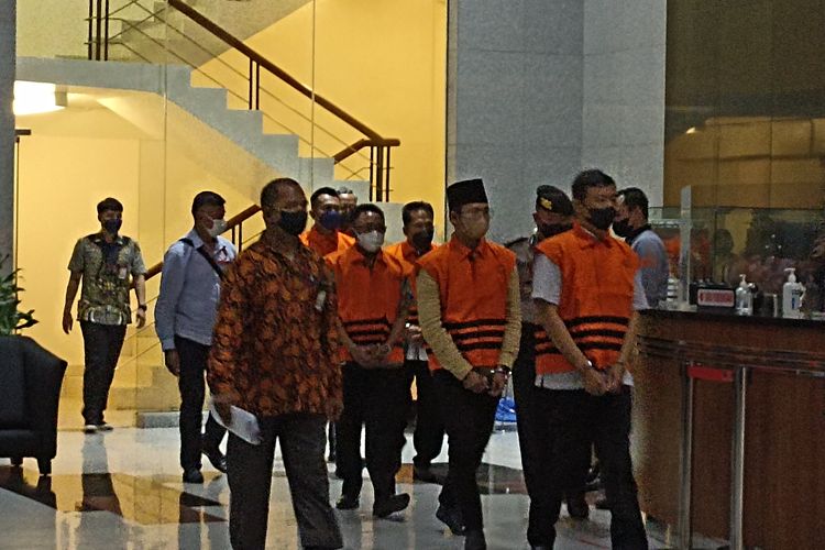 Bupati Bangkalan, Jawa Timur, Abdul Latif Amin Imron dan lima tersangka dugaan lelang jabatan digelandang penyidik dengan tangan diborgol. Mereka mengenakan rompi oranye KPK, Rabu (7/12/2022) malam.
