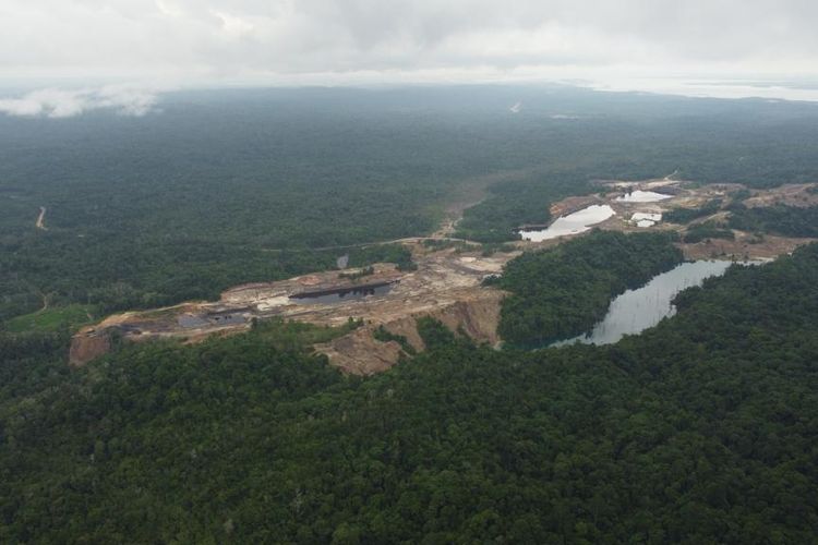 Lubang bekas tambang batu bara yang tak direklamasi di Kelurahan Mentawir, Kecamatan Sepaku, PPU, Kaltim, Sabtu (21/5/2022). 