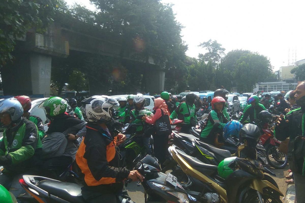 Kemacetan di kawasan Stasiun Tebet, Senin (18/9/2017).