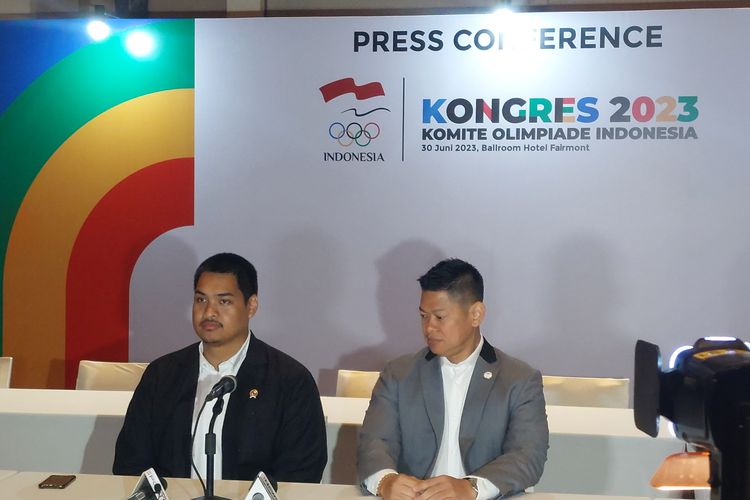 Menpora Dito Ariotedjo dan Ketua Umum Komite Olimpiade Indonesia, Raja Sapta Oktohari, dalam konferensi pers Kongres KOI di Hotel Fairmont, Jakarta, Jumat (30/6/2023). 