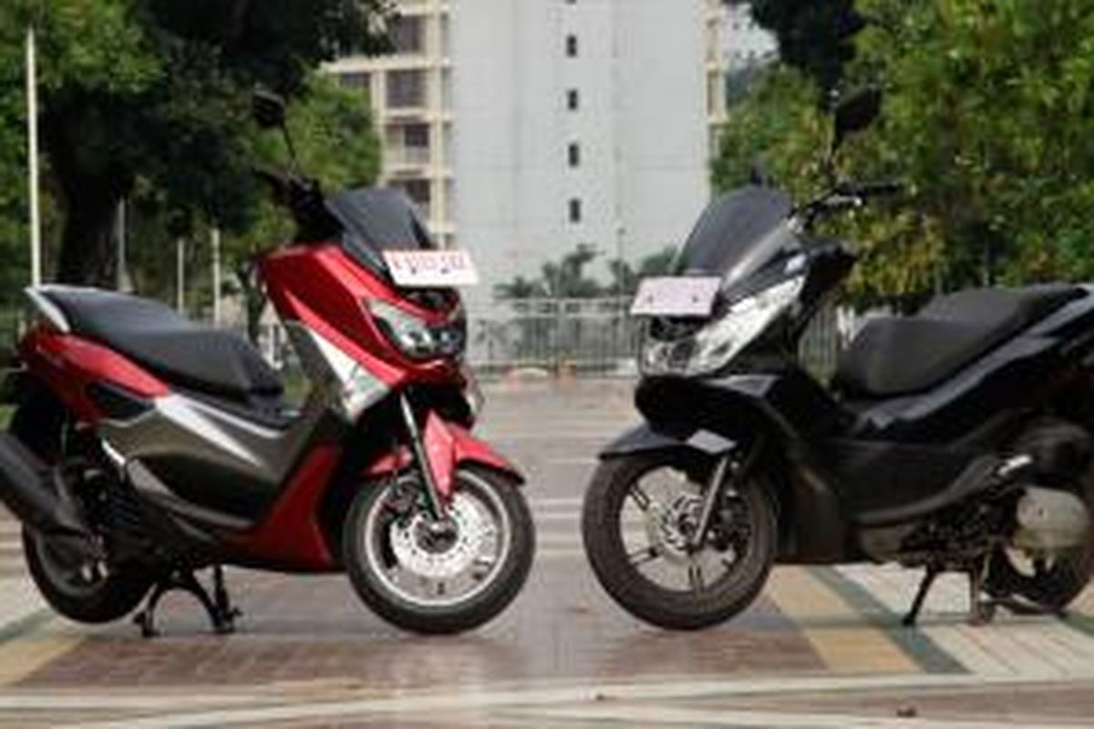 Yamaha NMAX (kiri) dan Honda All-New PCX beradu fitur untuk menarik minat konsumen.