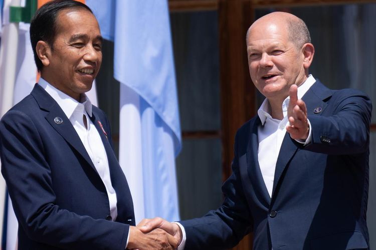 Presiden RI Joko Widodo (kiri) dan Kanselir Jerman Olaf Scholz (kanan).