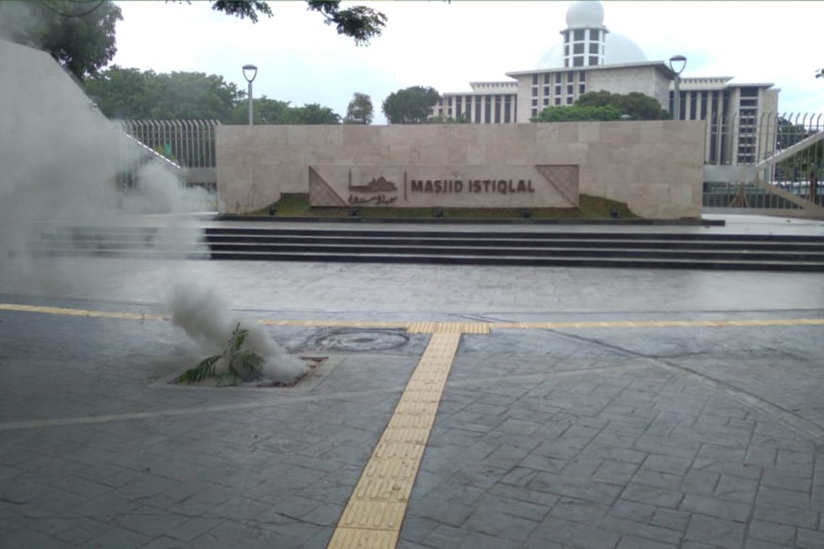 Kebakaran terjadi di  Jalan Lapangan Banteng Utara, depan Masjid Istiqlal, Pasar Baru, Sawah Besar, Jakarta pada Minggu (25/10/2020) sekitar pukul 16.30 WIB. Api berasal dari kabel listrik di bawah tanah yang terbakar.