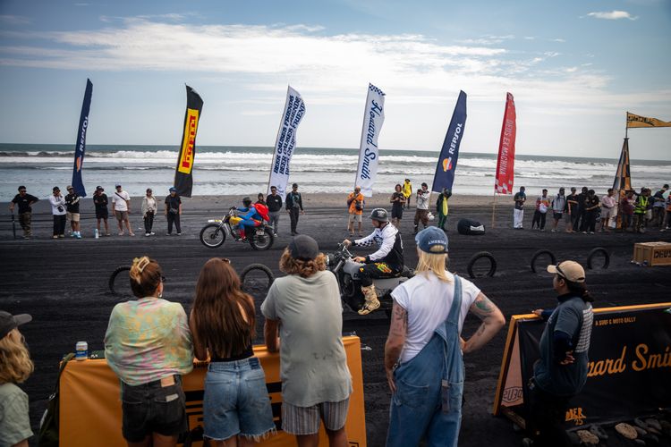 SlidetoberFest 2025 yang dihelat Deuz Ex Machina menyajikan balapan drag di Pantai Pasut, hingga reli menantang di Kelecung.