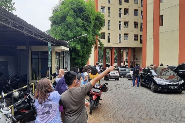 Warga Apartemen MTH Residence, Jatinegara, Jakarta Timur, berhamburan keluar setelah merasakan gempa pada Jumat (14/1/2022) sore.
