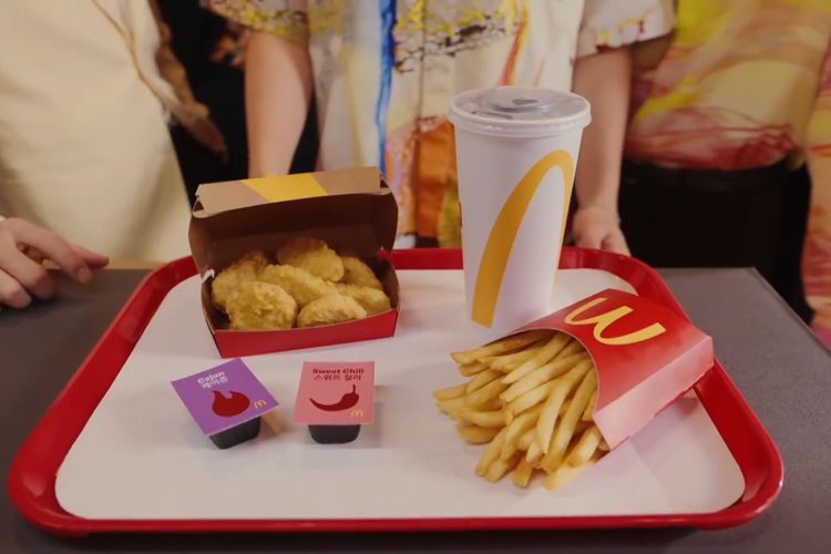 El paquete de comida BTS está en exhibición en el comercio de McDonald's.