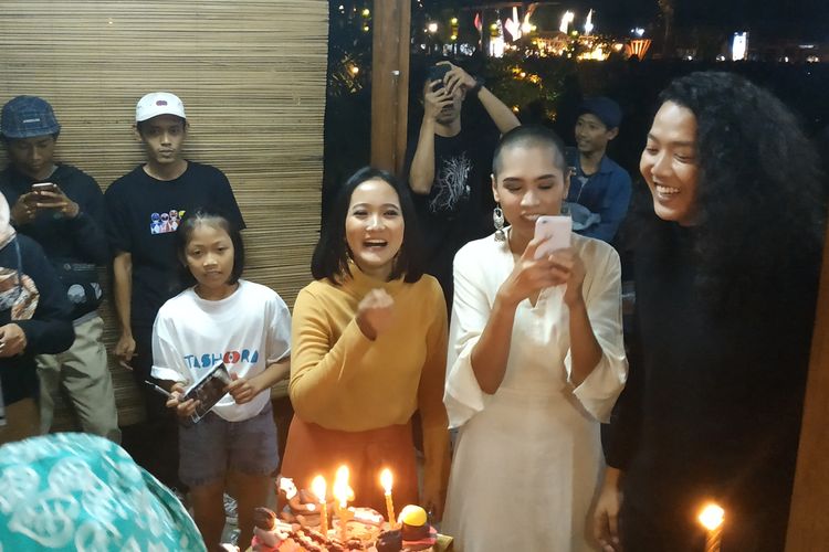 Tashoora mendapat kejutan ulang tahun di Balkonjazz Festival, Magelang, Sabtu (14/9/2019).