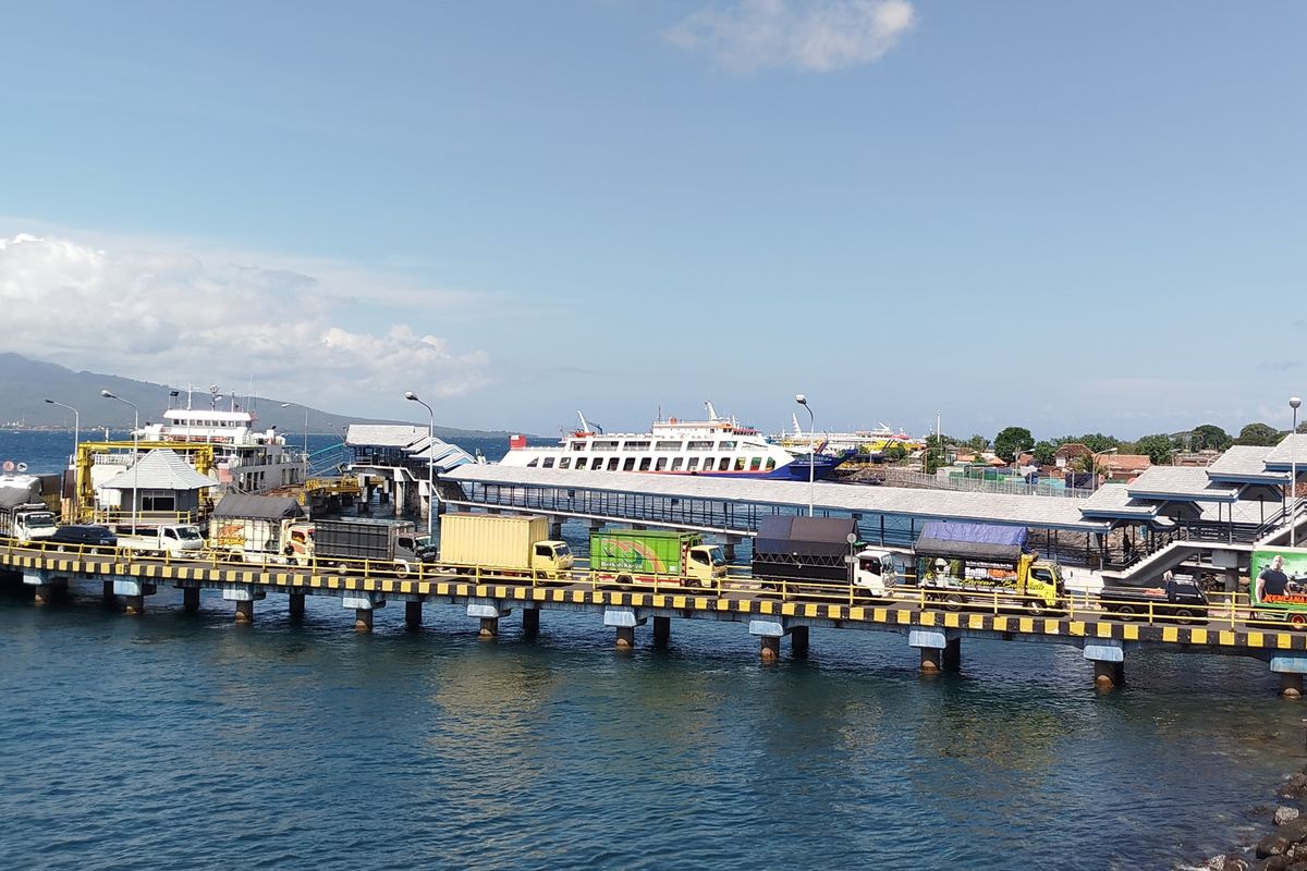 Kemacetan di jalur keluar masuk kapal di Pelabuhan Ketapang Banyuwangi. 