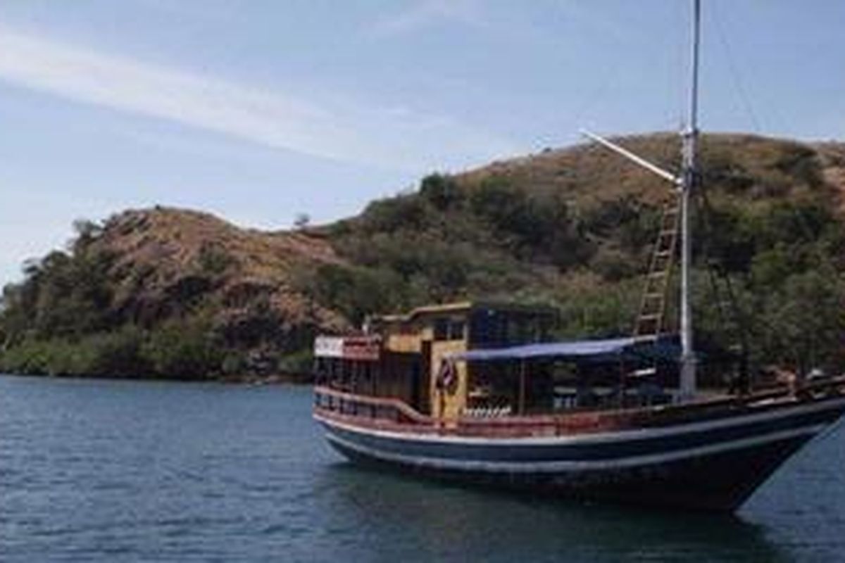 Kapal membawa wisatawan menuju Pulau Komodo, Manggarai Barat, Nusa Tenggara Timur. 