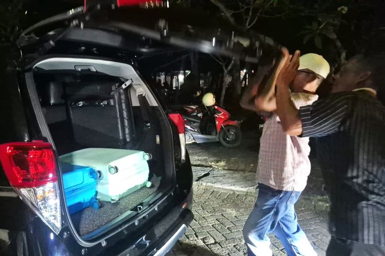 8 Jam Geledah Gedung Terpadu Ponorogo, KPK Keluar Bawa 3 Koper