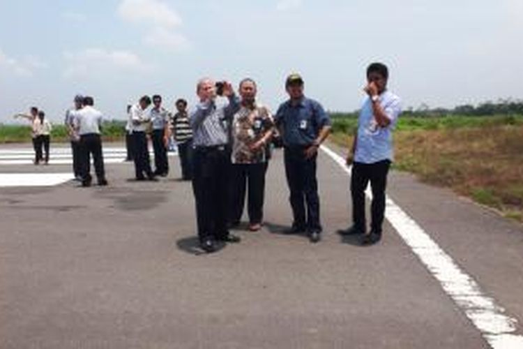 Tim dari PT Garuda Indonesia mengecek kondisi Lapangan Terbang Notohadinegoro di Desa Wirowongso, Kecamatan Ajung, Jember, Jawa Timur, Senin (17/3/2014)