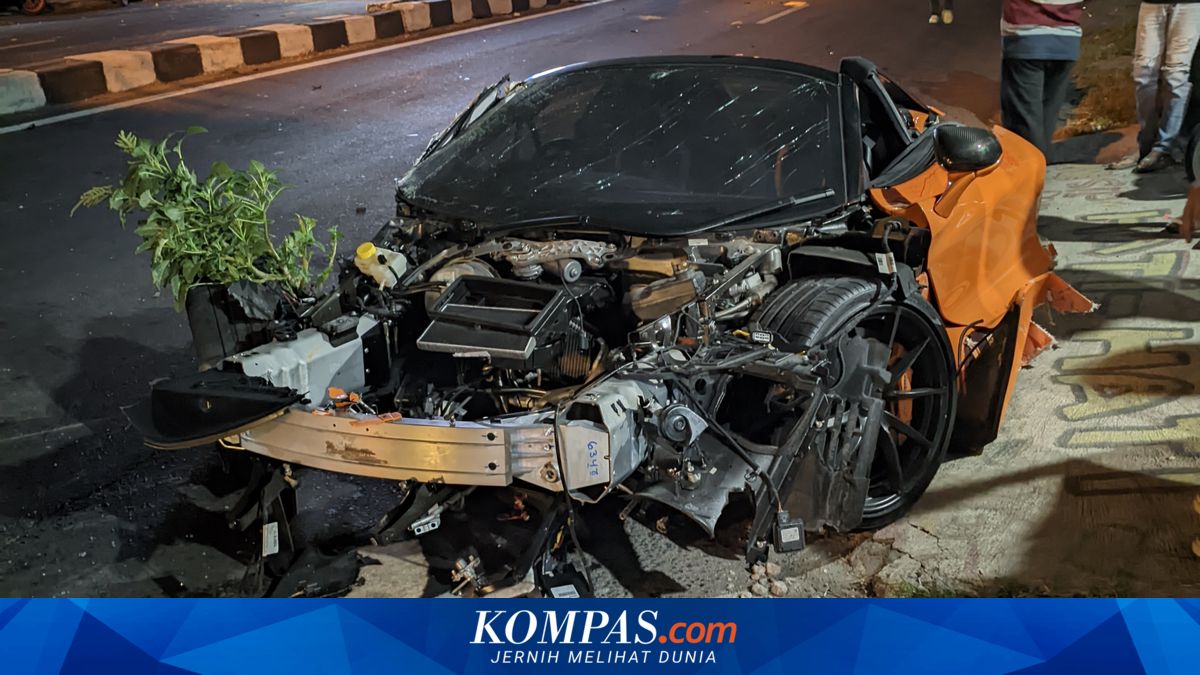 Supercar McLaren Kecelakaan Tunggal di Sukoharjo, Mobil Terbelah Dua