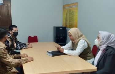 Tim kuasa hukum artis Tamara Bleszynski (kiri) dan tim kuasa hukum kakak Tamara, Ryszard Bleszynski (kanan) saat berada di ruang mediasi Pengadilan Negeri Jakarta Selatan sesuai dengan agenda sidang, Rabu (29/3/2023).