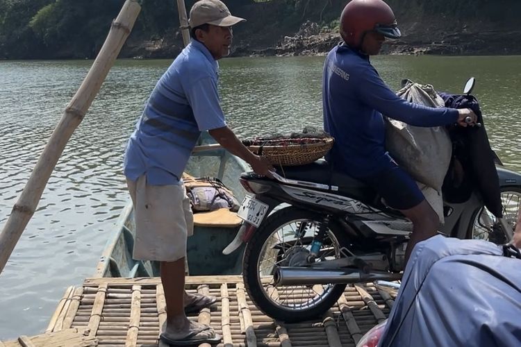 BBM Makin Mahal, Warga Pangandaran Pilih Menyeberang Pakai Rakit Bambu ke Cilacap