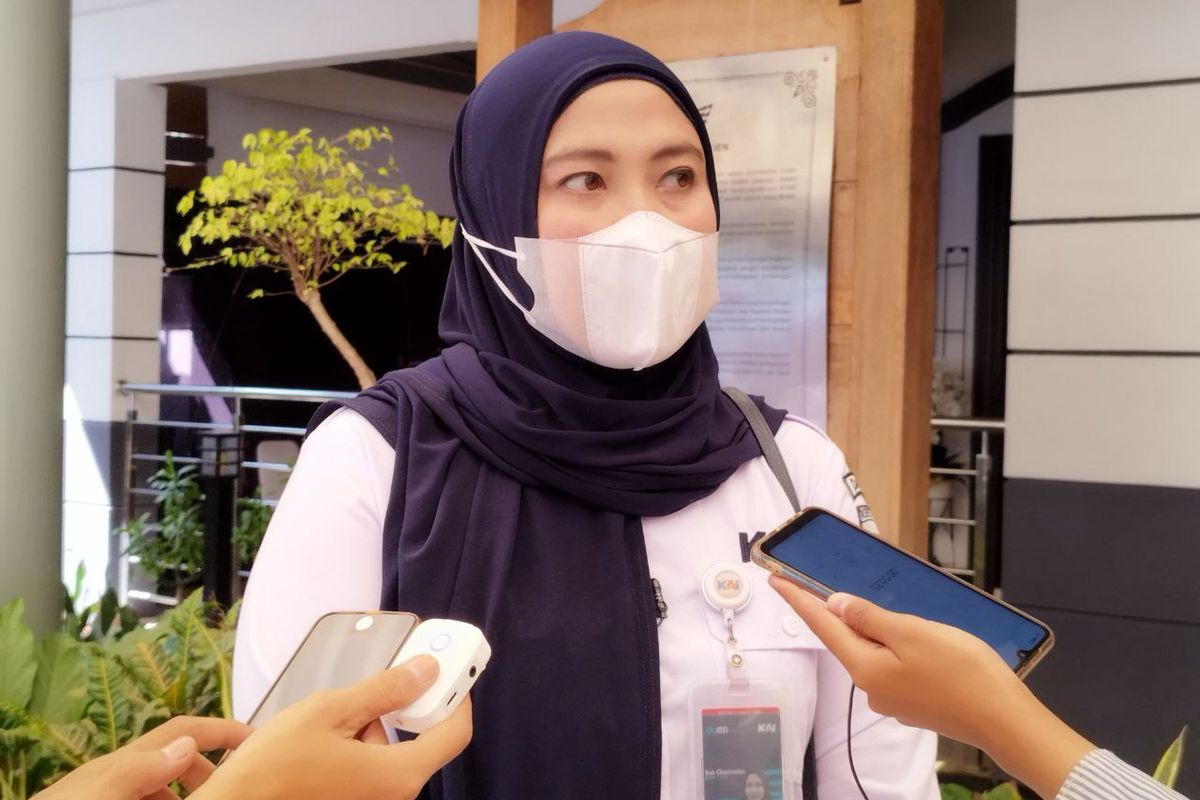Manajer Humas PT KAI Daop 1 Jakarta Eva Chairunisa di Stasiun Pasar Senen, Senin (17/4/2023).