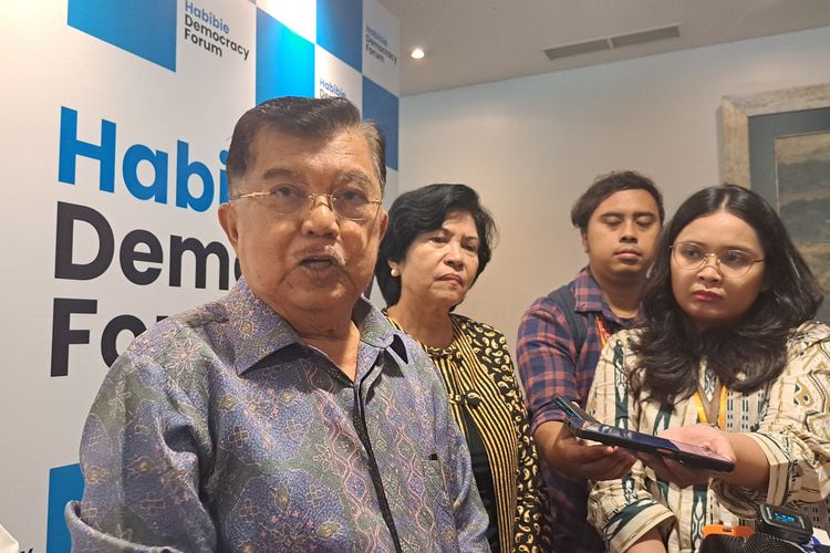 Wakil Presiden ke-10 dan ke-12 Jusuf Kalla saat ditemui di Hotel Le-Meridien, Jakarta, Selasa (15/11/2023) siang.