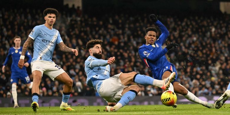Duel penyerang Chelsea, Estevao, dengan bek Manchester CIty, Josko Gvardiol, pada laga pekan ke-20 Liga Inggris 2025-2026 Man City vs Chelsea berlangsung di Stadion Etihad.