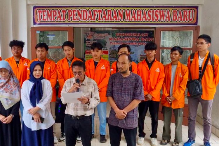 Sivitas Akademika Universitas IBA Palembang menyampaikan petisi mengkritik pemerintahan Presiden Jokowi lantaran diduga tidak netral dalam Pemilu 2024, Rabu (7/2/2024).