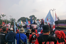 Pukul 17.15 WIB, Massa Buruh dan Mahasiswa Masih Bertahan di Depan DPR/MPR RI