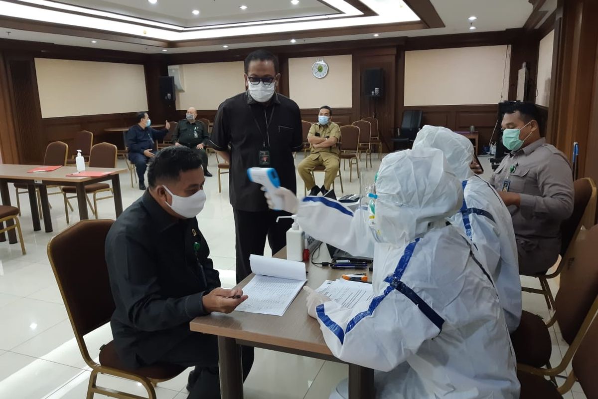 Sebanyak 257 petugas Pengadilan Negeri Jakarta Pusat mengikuti pemeriksaan rapid test antigen Covid-19, Rabu (4/11/2020). 