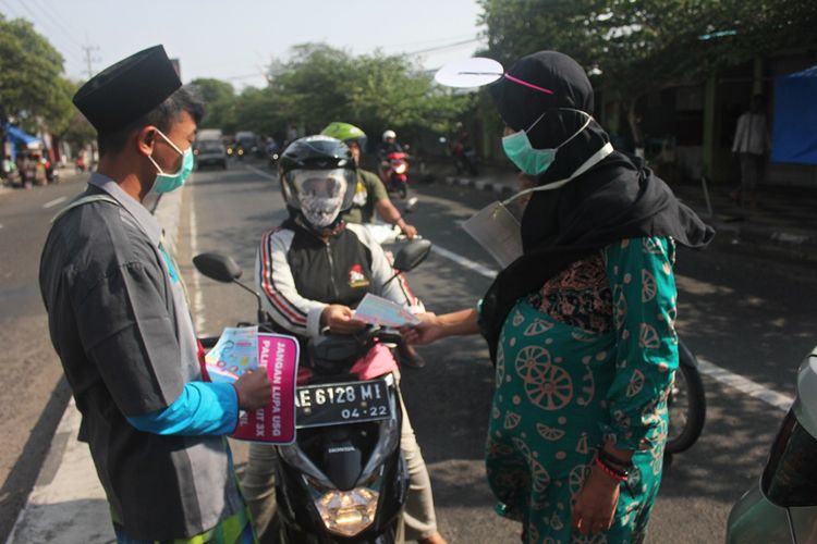 Relawan kesehatan di Magetan punya cara unik untuk melakukan edukasi kesehatan ibu hamil dan menyusui. Relawan wanita berdandan ala ibu hamil dan membagikan selebaran  kepedulian keluarga terhadap ibu hamil, Jumat (2/11/2018). 