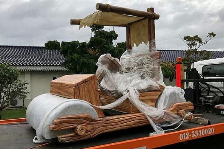 Replika Mobil The Flintstone ini dihadiahkan kepada Sultan Negeri Johor, Sultan Ibrahim Sultan Iskandar.