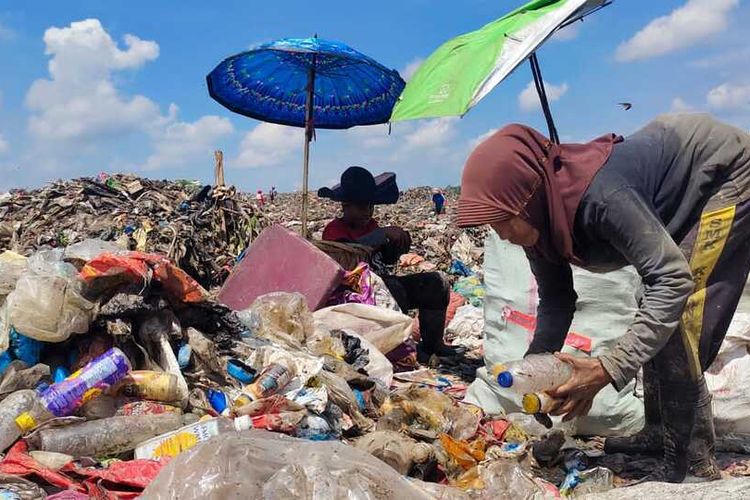 Seorang pemulung, Sinaami Bulele saat memilah sampah untuk dijual kembali di TPA Muara Fajar, Kecamatan Rumbai Barat, Kota Pekanbaru, Riau, Selasa (11/10/2022).