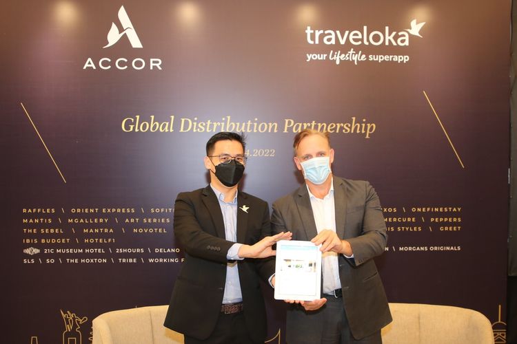 Accor resmi menandatangani kemitraan baru dengan Traveloka, pada Senin (4/4/2022). Kanan Garth Simmons dari Accor Group, dan kiri Alfan Hendro dari Traveloka.