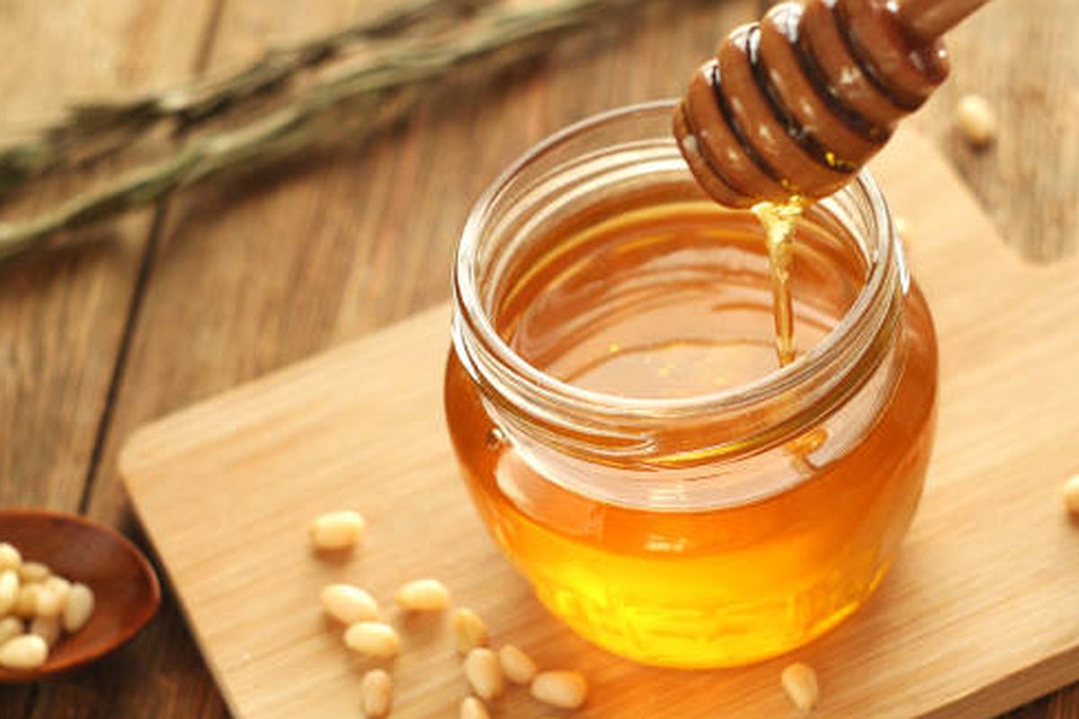 Ilustrasi madu. Madu merupakan gula alami dengan mengandung glukosa dan fruktosa. Namun, ada juga nutrisi madu lainnya, seperti vitamin B dan zat besi.