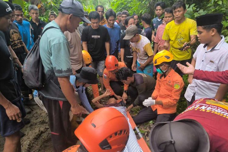 Tersesat di Hutan Tutar, Lansia 84 Tahun Dievakuasi Basarnas dalam Kondisi Lemas