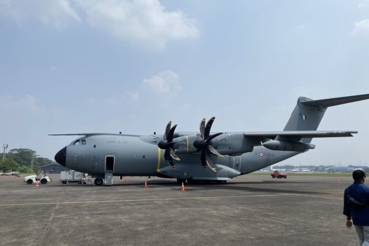 pesawat kargo atau angkut A400M Angkatan Udara Perancis terparkir di Terminal Selatan Pangkalan TNI Angkatan Udara (Lanud) Halim Perdanakusuma, Jakarta Timur, Rabu (24/7/2024). Kedatangan pesawat French Air and Space Force tersebut dalam rangka Misi Pegase 2024.