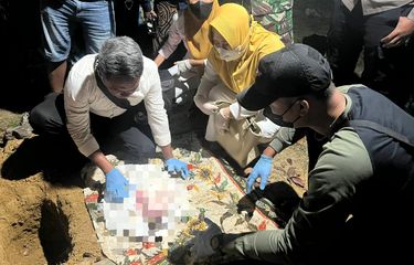 mayat bayi terbungkus seragam sekolah ditemukan terkubur di salah satu pemakaman umum di Dusun Kerrem, Desa Larangan Preng, Kecamatan Pragaan, Kabupaten Sumenep, Senin (28/8/2023). 