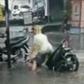 Viral, Video Motor Mencebur ke Selokan Sampai Tenggelam