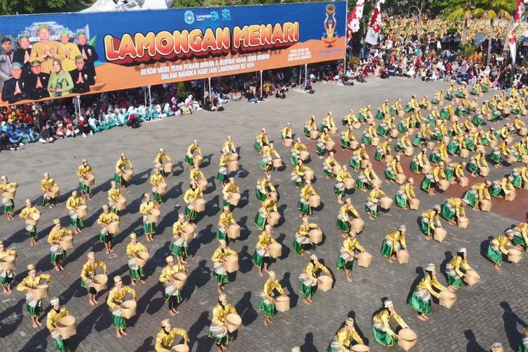 Gelaran tari boran yang diikuti 1.569 pelajar se-Kabupaten Lamongan berhasil mencetak rekor MURI, Minggu (23/7/2023).