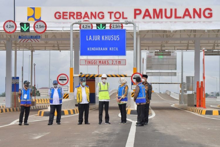 Presiden Joko Widodo saat meresmikan Jalan Tol Serpong-Cinere Ruas Serpong-Pamulang dan Jalan Tol Cengkareng-Batu Ceper-Kunciran di Gerbang Tol Pamulang, Tangerang Selatan,pada Kamis (1/4/2021). 