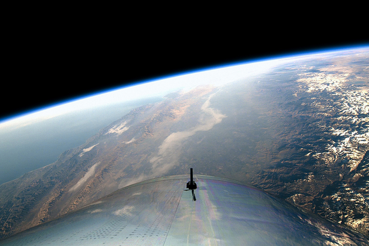 Pemandangan luar angkasa dari penerbangan luar angkasa pertama Virgin Galactic.