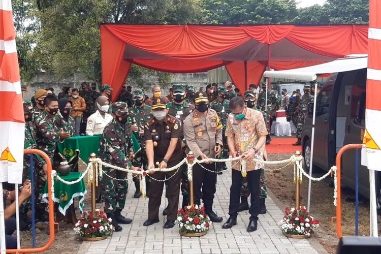 Pangdam IV/Diponegoro Mayjen TNI Bakti Agus Fadjari, Kapolda Jateng Irjen Pol Ahmad Luthfi, Kepala Kejaksaan Tinggi Jateng Priyanto dan Kepala Dinas Kesehatan Provinsi Jateng Yulianto dalam peresmian rumah sakit lapangan (Rumkitlap) di Benteng Vastenburg Solo, Jawa Tengah, Rabu (24/2/2021).