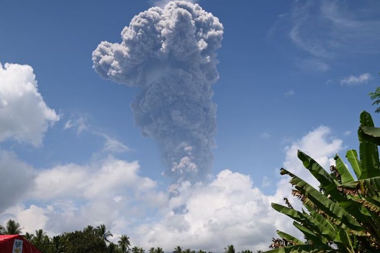 Kolom abu vulkanik setinggi lima kilometer terbentuk akibat aktivitas erupsi Gunung Ibu di Maluku Utara, Rabu (15/5/2024).
