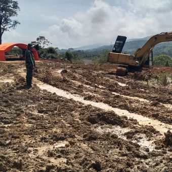 Proses penyiapan lahan hunian sementara (Huntara) bagi korban bencana banjir dan tanah longsor di Desa Marsada, Kecematan Sipirok, Kabupaten Tapanuli Selatan, Sumatera Utara pada Minggu (4/1/2026).