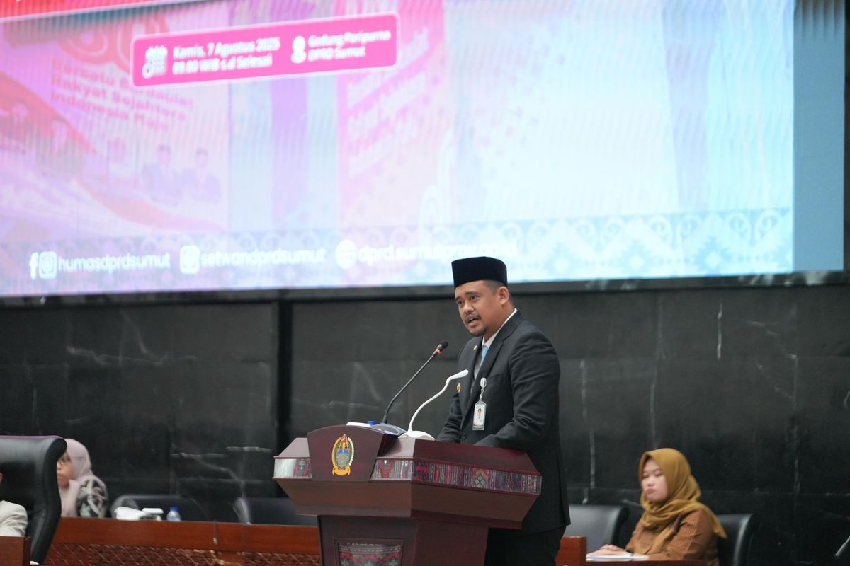 Gubernur Sumatera Utara, Bobby Nasutioan saat memberikan sambutan dalam Sidang Paripurna DPRD Sumut dengan agenda pengesahan Rencana Pembangunan Jangka Menengah Daerah (RPJMD) Sumut 2025-2030 di Gedung DPRD Sumut, Kota Medan, Kamis (7/8/2025).