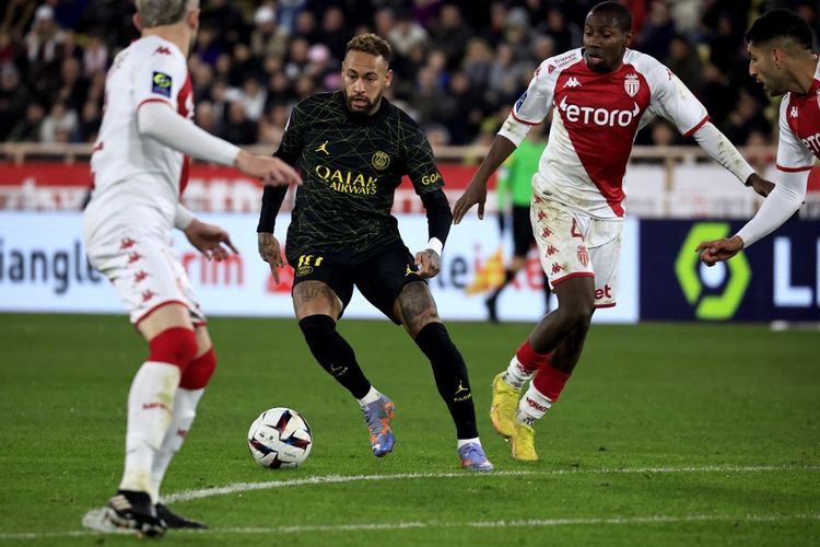 Bintang Paris Saint-Germain Neymar (tengah) membawa bola dalam laga pekan ke-23 Ligue 1 2022-2023 melawan Monaco di Stade Louis II, Sabtu (11/2/2023).