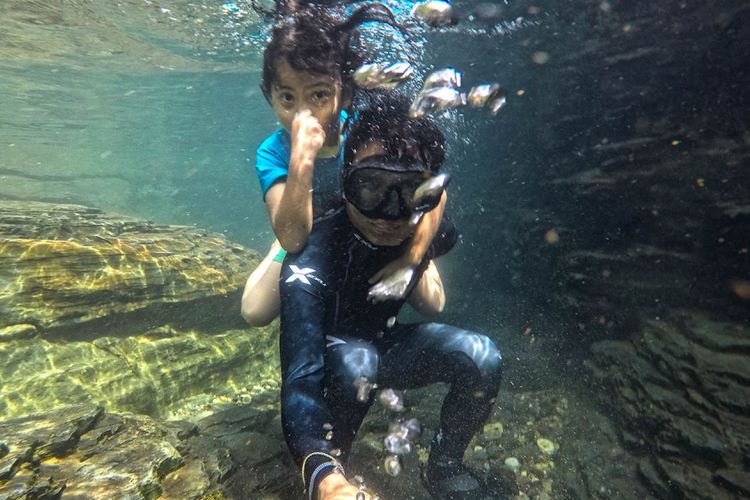 Bersama anak belajar freediving di Balong Endah, Gunung Salak, Bogor, Jawa Barat.