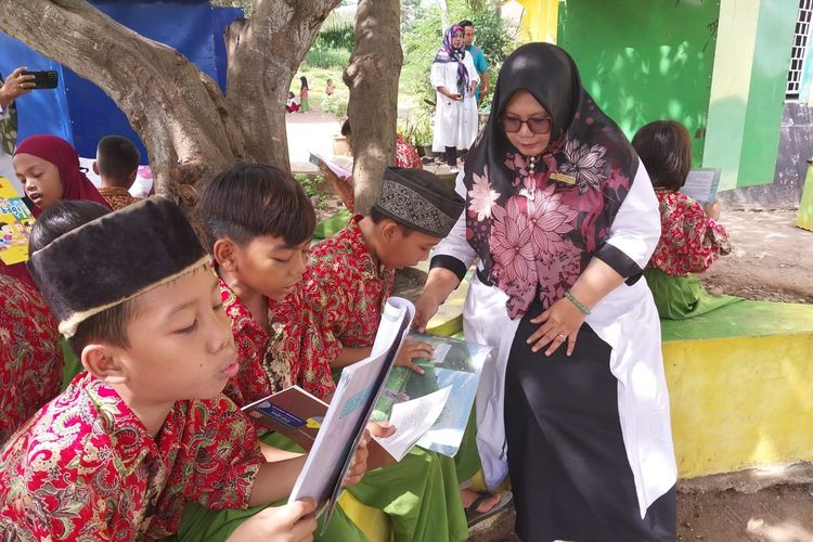 Perpustakaan Bawah Pohon, Cerita Kepala Sekolah di Sumbawa Atasi Ketiadaan Gedung