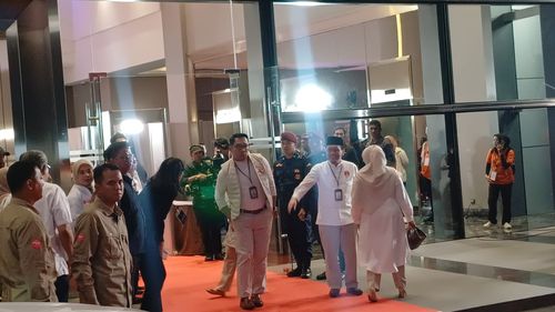 Ridwan Kamil Berjoget Ikuti Yel-yel Pendukung Pram-Rano Menuju Debat Perdana Pilkada Jakarta 2024
