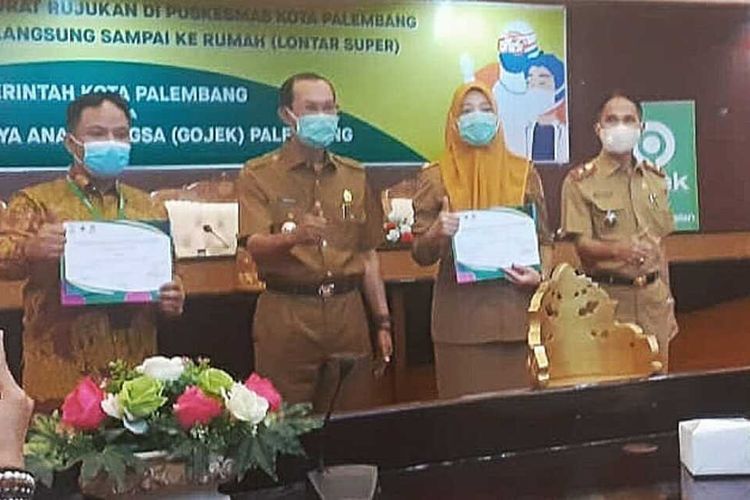 Pemerintah kota Palembang saat melakukan kerjasama penggunaan aplikasi Gojek untuk mengantarkan obat dan surat rujukan dari Puskesmas ke rumah warga.