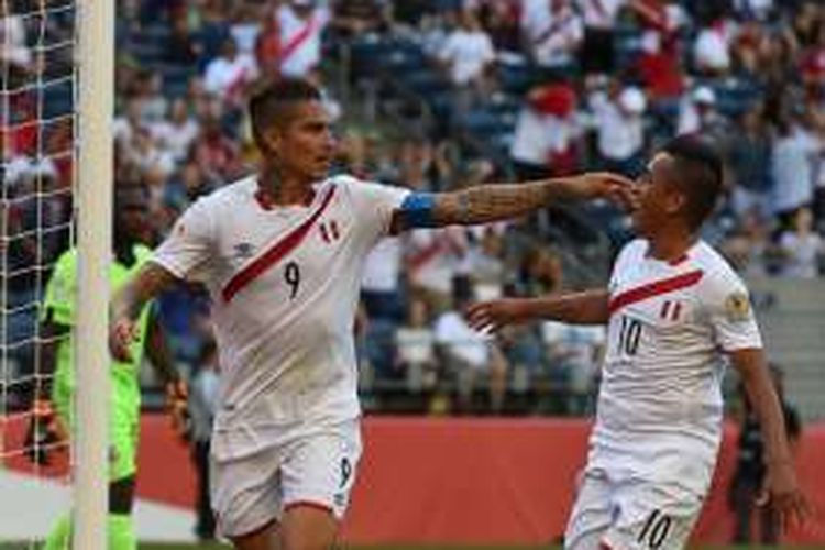 Striker tim nasional Peru, Jose Paolo Guerrero (kiri), merayakan gol ke gawang Haiti pada pertandingan pertama Copa America Grup B di CenturyLink Field, Sabtu (4/6/2016).