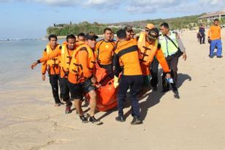 Petugas SAR Denpasar mengevakuasi jenazah Alexander Susmic (22) turis Slovenia yang tewas terseret arus di Pantai Nusa Dua, Bali.