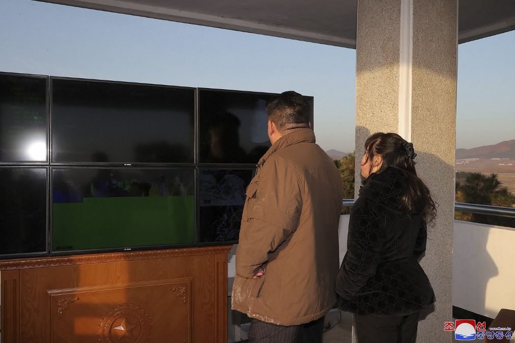 Momen Kim Jong Un Ajak Putrinya Awasi Uji Coba Rudal Balistik Antarbenua