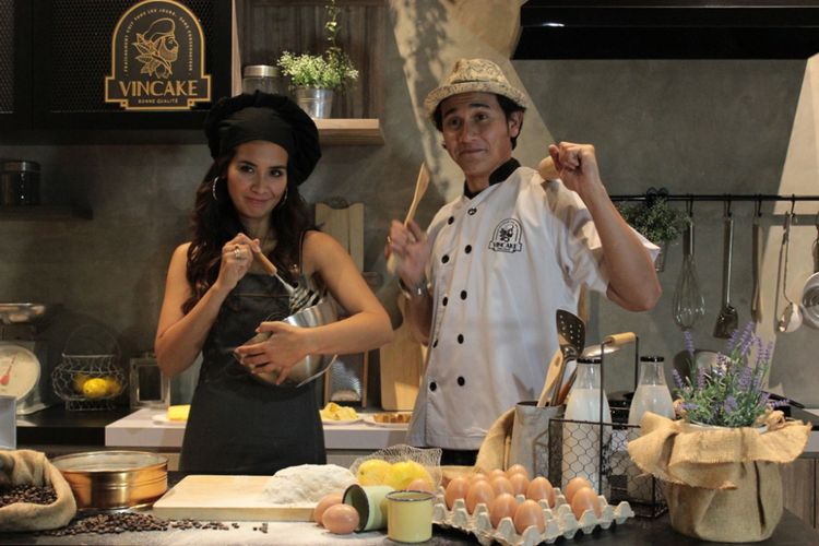 Vino G Bastian-Marsha Timothy meresmikan toko kue miliknya di Jalan Wastukencana Bandung.